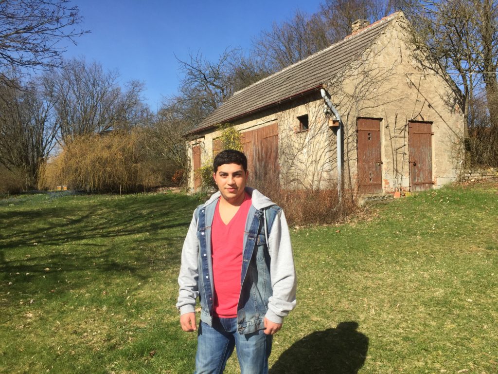 Ali vor Landhäuschen